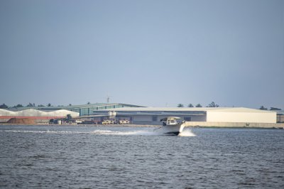 Speedboat sur le Abidjan lagune – Industrial view à le background
