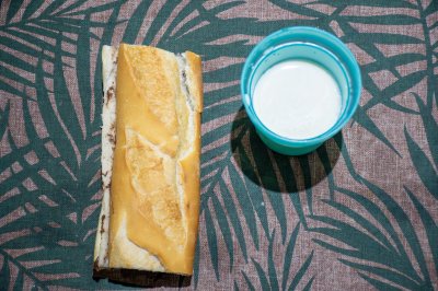 Africain Breakfast - Pain au chocolat et milk servi sur un tropical patterned tablecloth