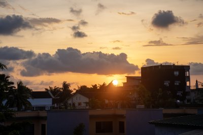 Flaming coucher de soleil sur le rooftops de Abidjan – ivoirien urban scene
