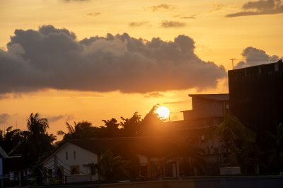 Coucher de soleil behind le houses de Abidjan – doré glow sur le urban skyline