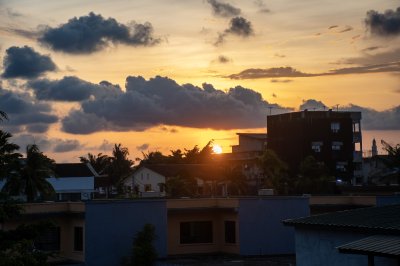 Crépuscule ivoirien – Coucher de soleil derrière les toits d’Abidjan