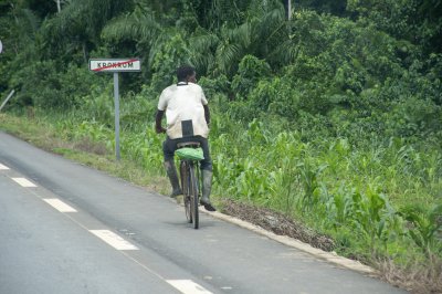 Rural cyclist leaving Krokrom sur un forêt road