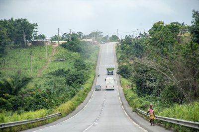 Winding road à Côte d'Ivoire avec rural life scene