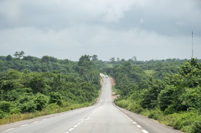 Paved road through le ivoirien forêt tropicale