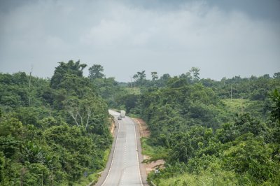 Road through dense forêt à Côte d'Ivoire