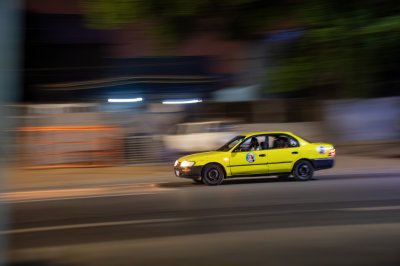 Yellow taxi en mouvement à nuit à Abidjan