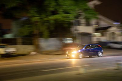 Voiture en mouvement à nuit à Abidjan, Côte d'Ivoire