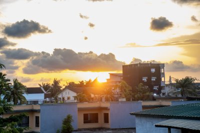 Tropical coucher de soleil sur le rooftops de Abidjan, Côte d'Ivoire