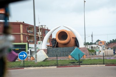 Pottery et elephant tusk rond-point à Korhogo, Côte d'Ivoire
