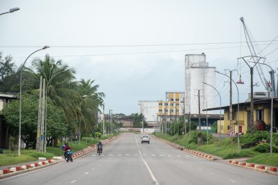 Industrial rue à San Pedro, Côte d'Ivoire — entre modernity et tropical vegetation