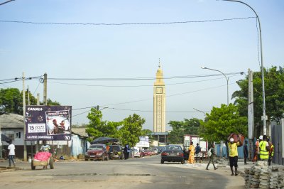Minaret de le Great mosquée — animé scène de rue à Abobo, Abidjan
