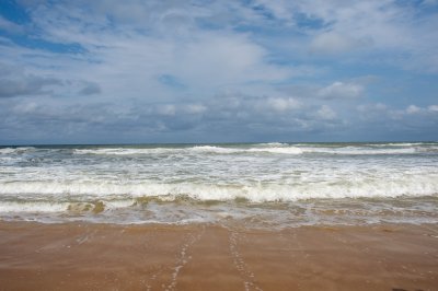 Atlantic océan vagues déferlant onto un doré plage à San Pedro – Côte d'Ivoire