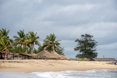 San Pedro plage, Côte d'Ivoire – traditionnel paillote et tropical cocotiers