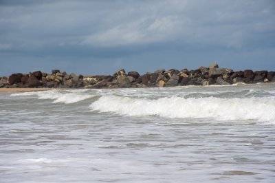 Océan vagues et rocheux digue à San Pedro, Côte d'Ivoire