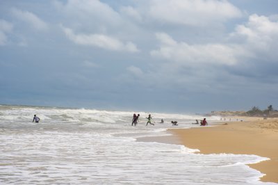 San Pedro plage, Côte d'Ivoire avec baigneurs et Atlantic vagues