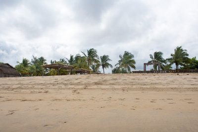 San Pedro plage, Côte d'Ivoire avec wooden shelters et palmiers