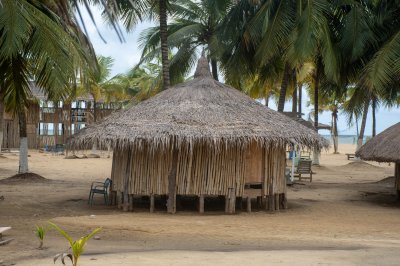 Traditionnel bamboo paillote sur San Pedro plage, Côte d'Ivoire
