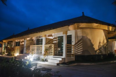 Moderne house éclairé à nuit avec tropical architecture