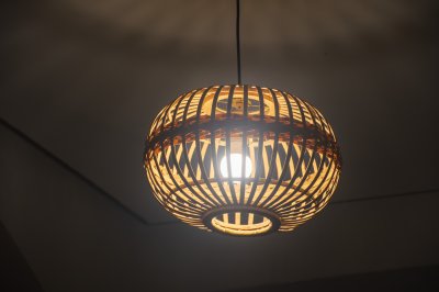 Rattan pendant light avec éclairé bulb – handcrafted design