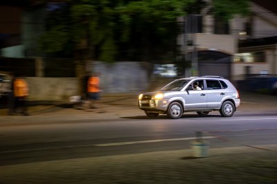Silver SUV en mouvement à nuit sur un urban road