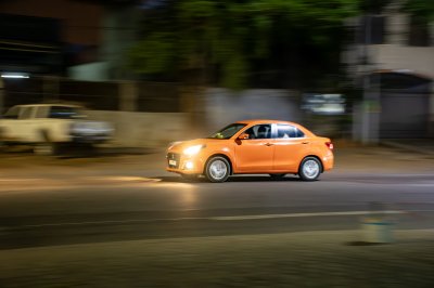 Orange voiture en mouvement à nuit - urban motion blur effect