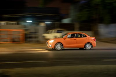 Orange voiture en mouvement à nuit – Urban motion blur