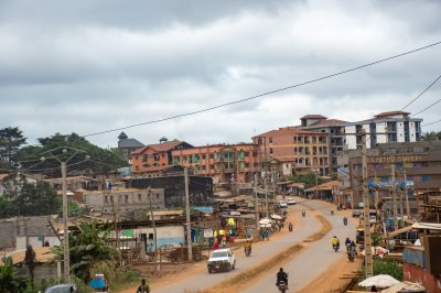 Animé rue à Yaoundé avec moto taxis et coloré bâtiments – Cameroun