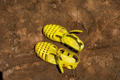 Plastic sandales sur le ground – Everyday objects à rural Africa