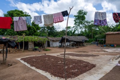 Family cour avec lessive séchage – Domestic life à rural Africa