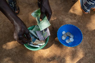 Hand comptage de argent – Community financial transaction