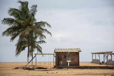 Africain plage avec palmier, swing, et wooden paillote – Côte d'Ivoire