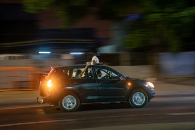 Nighttime celebration à Abidjan – en mouvement voiture et festive atmosphere