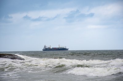 Cargo navire à sea off le côte de San Pedro, Côte d'Ivoire – maritime activity et international trade