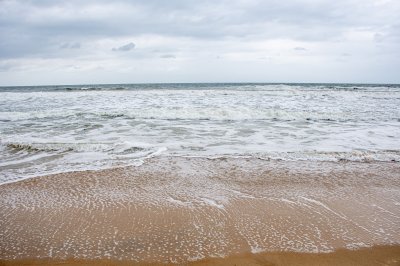 San Pedro plage à Côte d'Ivoire – doré sable et vagues de le Atlantic océan