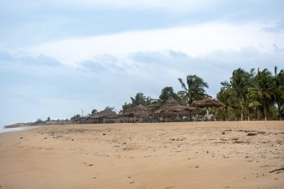 San Pedro plage, Côte d'Ivoire – traditionnel straw paillotes et doré sable