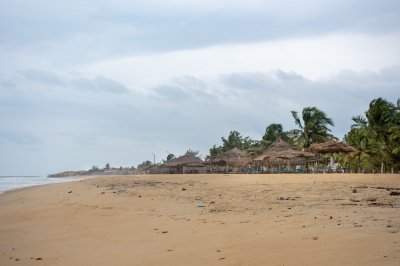 San Pedro plage, Côte d'Ivoire – traditionnel straw paillotes et fine sable