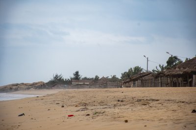 San Pedro plage avec traditionnel straw paillotes et le Atlantic shore
