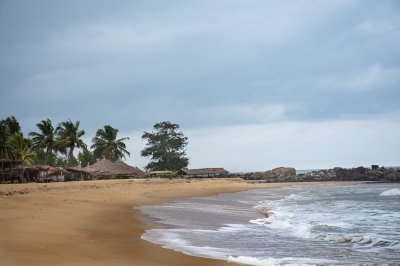 San Pedro plage avec cocotiers et traditionnel straw paillotes par le sea