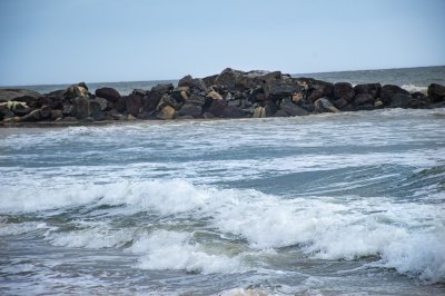 Atlantic océan vagues hitting le rochers à San Pedro, Côte d'Ivoire