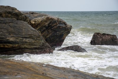Coastal rochers et Atlantic océan vagues à San Pedro, Côte d'Ivoire