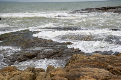 Océan vagues sur rochers – tropical coastline et sea foam