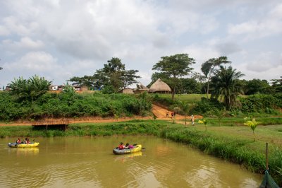 Rural tourism à Africa – Canoeing sur un lac et traditionnel paillotes