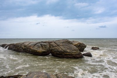 Rochers par le sea avec vagues et nuageux ciel – Atlantic coastal landscape