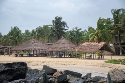 Tropical plage avec straw paillotes et palmiers – plage tourism à Africa