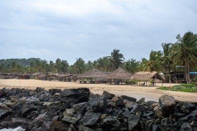 Africain plage avec traditionnel paillotes et palmiers – plage tourism exotique