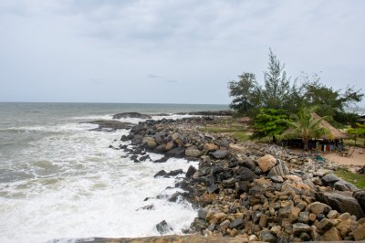 Africain rocheux coastline avec vagues et traditionnel straw paillote – Coastal landscape