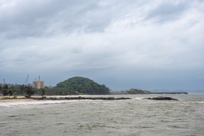Africain coastal view avec vert hill et rough sea – tropical coastline