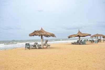 Africain plage avec doré sable, straw paillotes, et le Atlantic océan – plage tourism