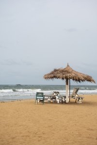 Traditionnel straw paillote sur un africain plage avec doré sable – Relaxing par le sea