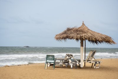 En chaume paillote avec deckchairs sur un africain plage – plage vacation